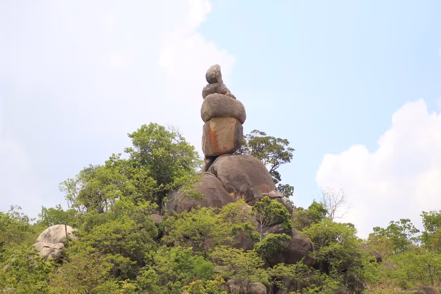 nhin-tu-nhieu-goc-do-quan-the-da-tren-nui-chu-glap-hien-len-voi-nhung-hinh-dang-khac-nhau.jpg