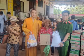Tặng 735 suất quà cho người nghèo, khó khăn huyện Phú Thiện, Ia Grai