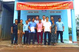 Trao nhà “Đại đoàn kết” và hỗ trợ sinh kế cho hộ nghèo