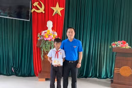 Trao tặng huy hiệu “Tuổi trẻ dũng cảm” cho em Kpă Nguyên