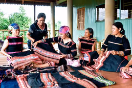 Sắc màu thổ cẩm Gia Lai