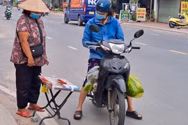 Mưu sinh khi tết cận kề: Người già kiếm sống