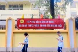 Hàng rong bủa vây cổng trường - kỳ 2: Dẹp hàng rong, khó trăm bề