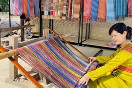 Thoi chỉ giữa đền đài