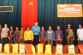 Liên đoàn Lao động huyện Đức Cơ và Chi cục Thi hành án dân sự huyện kết nghĩa với làng Le 1