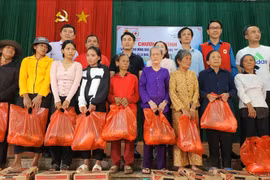 Tặng 600 suất quà cho người nghèo và học sinh khó khăn tại xã Ia Nan