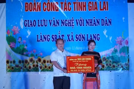 Giao lưu văn nghệ và tặng quà người dân xã Sơn Lang 