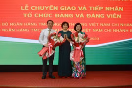 Chuyển giao 2 tổ chức cơ sở Đảng về Đảng bộ Ngân hàng Vietcombank