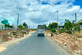 Huyện Đak Đoa triển khai hướng dẫn sử dụng nguồn vật liệu tại chỗ để triển khai các dự án đầu tư thuộc chương trình mục tiêu quốc gia. Ảnh: Hà Duy
