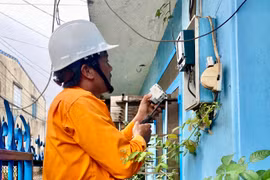 Công ty Điện lực Gia Lai đã hoàn thành lắp đặt công tơ điện tử và hệ thống tự động thu thập dữ liệu đo đếm từ xa cho 100% khách hàng sử dụng điện trên địa bàn tỉnh. Ảnh Hà Duy
