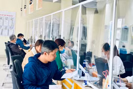 Người dân thực hiện các TTHC tại Trung tâm phục vụ hành chính công tỉnh. Ảnh: Hà Duy
