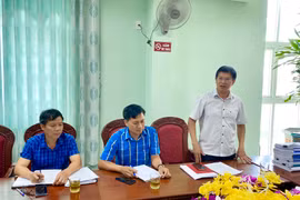 Ông Hồ Văn Thảo-Chủ tịch UBND huyện Krông Pa báo cáo tại buổi giám sát. Ảnh: Hà Duy