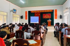 Quang cảnh “Hội nghị tập huấn kiến thức sản xuất, kinh doanh nông sản thực phẩm chất lượng, an toàn năm 2024” tại trụ sở Hội Nông dân huyện Chư Prông, tỉnh Gia Lai. *Ảnh: Hoàng Minh
