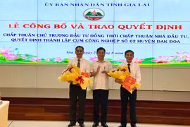 Trao quyết định cho nhà đầu tư cụm công nghiệp số 02 huyện Đak Đoa