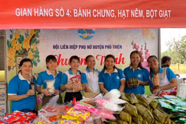 Hội LHPN huyện Phú Thiện tham gia gian hàng tại Chợ Tết nhân ái Xuân Giáp Thìn tại xã Ia Yeng với nhiều phần quà ý nghĩa cho hội viên phụ nữ nghèo. Ảnh: Vũ Chi