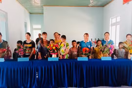Các đội thi hoàn thành phần thi cắm hoa “Giao lưu giữa mẹ và con được đỡ đầu”. Ảnh: Nguyễn Chi