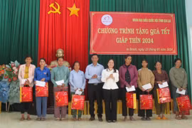 Phó trưởng Đoàn đại biểu Quốc hội tỉnh Siu Hương (thứ 5 từ phải sang) và Bí thư Huyện ủy Ia Pa Nguyễn Minh Trưởng (thứ 5 từ trái sang) tặng quà cho các hộ nghèo tại xã Ia Broăi. Ảnh: Vũ Chi