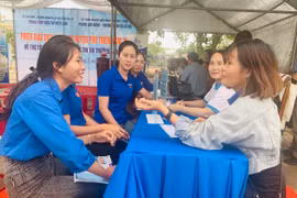 Các bạn đoàn viên, thanh niên tham gia tư vấn tại phiên giao dịch việc làm. Ảnh: Vũ Chi