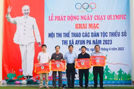 Ông Lại Quang Minh (đứng giữa, Giám đốc Trung tâm Văn hóa-Thông tin và Thể thao thị xã) trao giải toàn đoàn cho các đơn vị tham gia hội thi. Ảnh: Vũ Chi