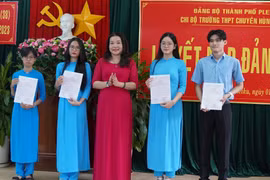 Chi bộ Trường THPT chuyên Hùng Vương kết nạp thêm 4 đảng viên là học sinh