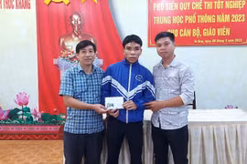 Trao cho em Ksor Hương 194 triệu đồng do Mạnh Thường Quân hỗ trợ