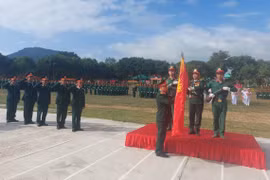 Trung đoàn 1 (Sư đoàn 2) đón nhận Huân chương Bảo vệ Tổ quốc hạng Nhì