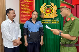 Bắt 2 cán bộ hải quan nhận hối lộ