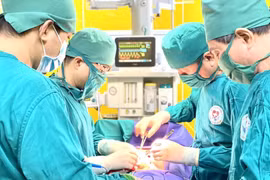 Lấy hơn 100 viên sỏi trong đường mật và gan người đàn ông