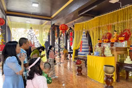 Gia Lai: Người dân nô nức đi chùa, tảo mộ đầu năm