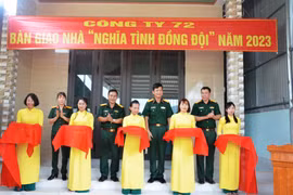Công ty TNHH một thành viên 72: Trao nhà và tặng quà cho công nhân