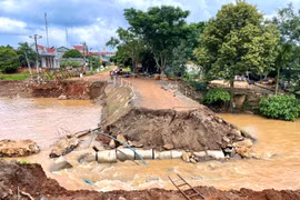 Đường đắp tạm qua suối Ia Pết tiếp tục bị nước lũ cuốn trôi