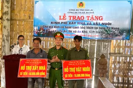 Công an thị xã An Khê hỗ trợ kinh phí cho hộ khó khăn tại làng Pơ Nang. Ảnh: Ngọc Minh