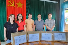 Tặng sách giáo khoa, vở cho học sinh Trường THCS và THPT Kon Hà Nừng 
