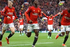 Man United níu chân Liverpool, Arsenal trở lại ngôi đầu