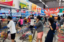 Mì tôm, đèn pin, cồn khô… sốt hàng ở Hà Nội và miền Bắc
