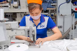 Đừng nghiệt ngã với người lao động