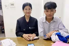 2 học sinh trả lại iPhone cho nữ du khách Anh