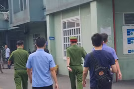 Cảnh sát khám xét trung tâm đăng kiểm lớn nhất Đồng Nai