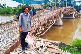 Những con đường kể chuyện lòng dân - Bài 2: Tình nguyện vá đường, xây cầu 