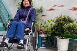 Nữ sinh ngồi xe lăn quyết trở lại trường viết tiếp ước mơ