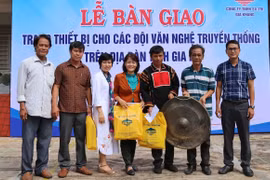 Tặng cồng chiêng để khuyến khích cộng đồng gìn giữ di sản