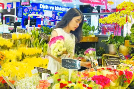 Hoa tươi, áo cặp, sô cô la… đắt hàng dịp 14-2 