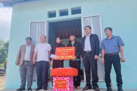 Phó Bí thư Tỉnh ủy Rah Lan Chung tặng Nhà tình thương cho hộ nghèo xã Sơn Lang