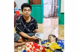 Báo Gia Lai trao tiền bạn đọc hỗ trợ gia đình anh Nguyễn Đức Phong