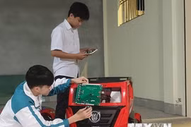 Học sinh sáng chế hệ thống phát hiện và cảnh báo điểm mù trên xe tải
