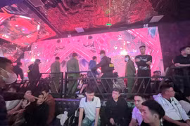 Đột kích quán bar đêm cận Tết, phát hiện ma túy bày la liệt trên bàn rượu