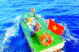 Chuyện về những lá cờ Tổ quốc giữa trùng dương