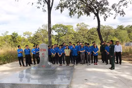 Uy lẫm bước voi đi giữa rừng biên giới 