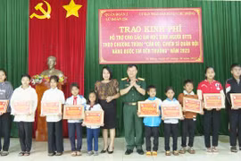 Trao 740 triệu đồng hỗ trợ chi phí học tập cho học sinh dân tộc thiểu số huyện Chư Prông và Ia Grai