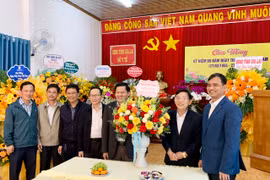Phó Chủ tịch Thường trực HĐND tỉnh Gia Lai Trương Văn Đạt thăm, chúc mừng ngành Y tế